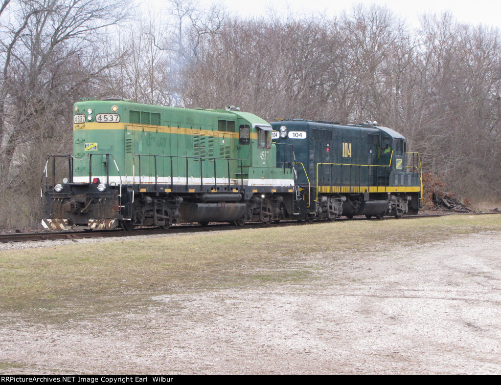 Ohio South Central Railroad (OCSR) 104 & 4537